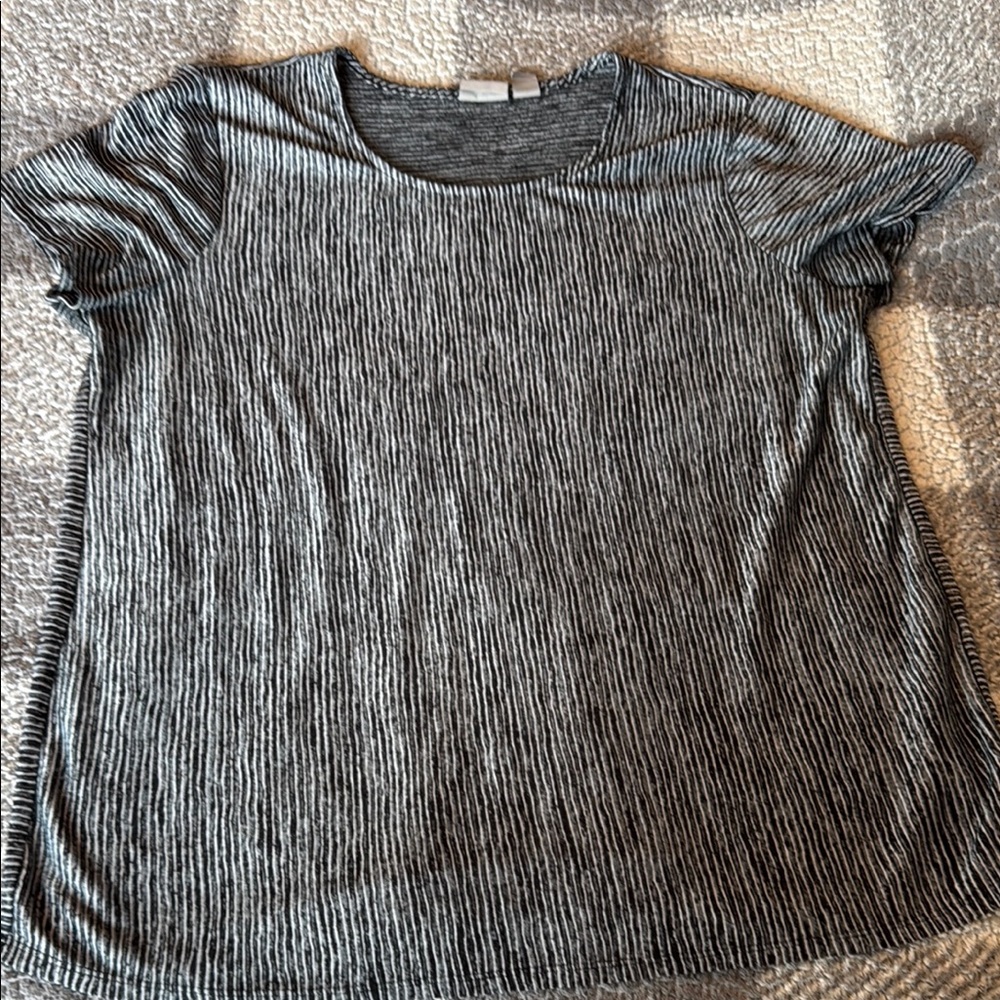 Basic flattering tee Chicos Sz 3